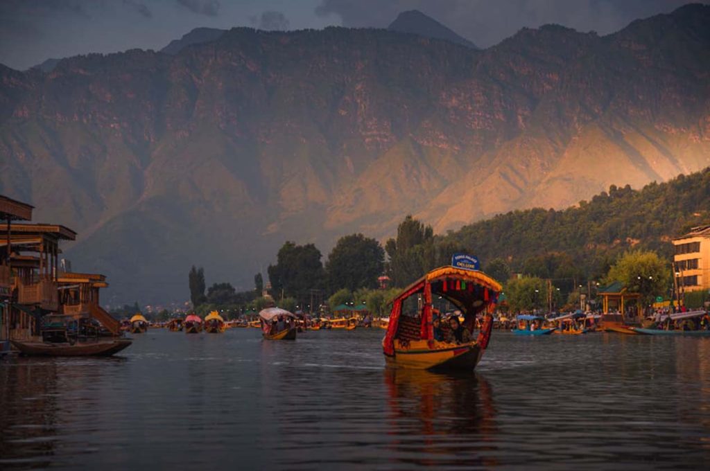 Embracing Kashmir: A Comprehensive Guide to Flights and Travel Essentials
