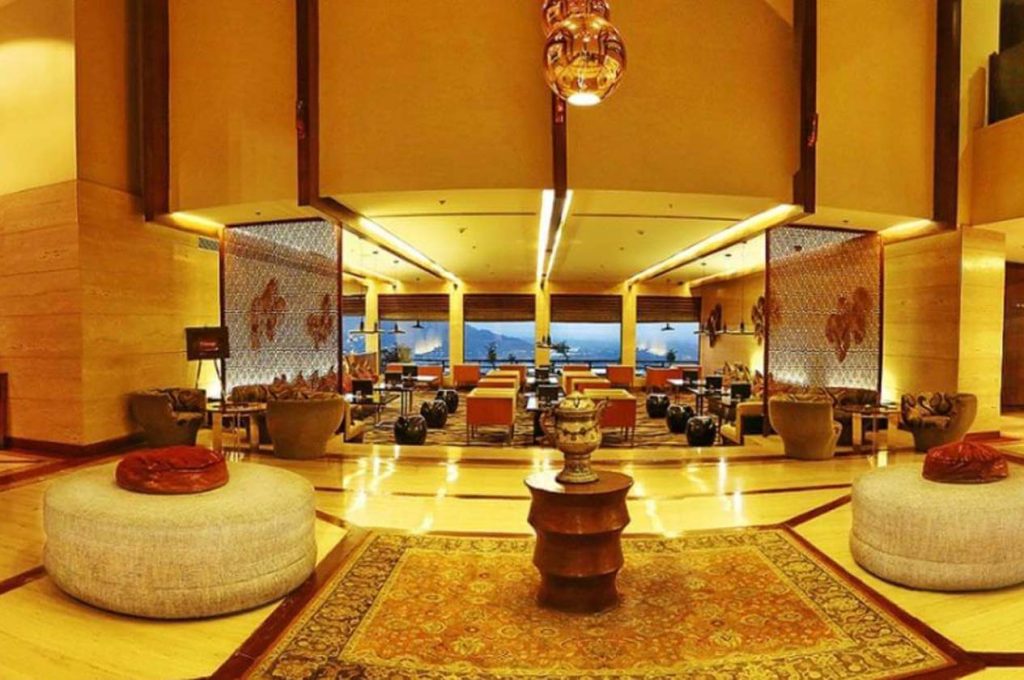 Striking a Perfect Balance: Luxurious Business Hotels in Kashmir